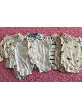 14 pieces of newborn baby clothing
Baby boy